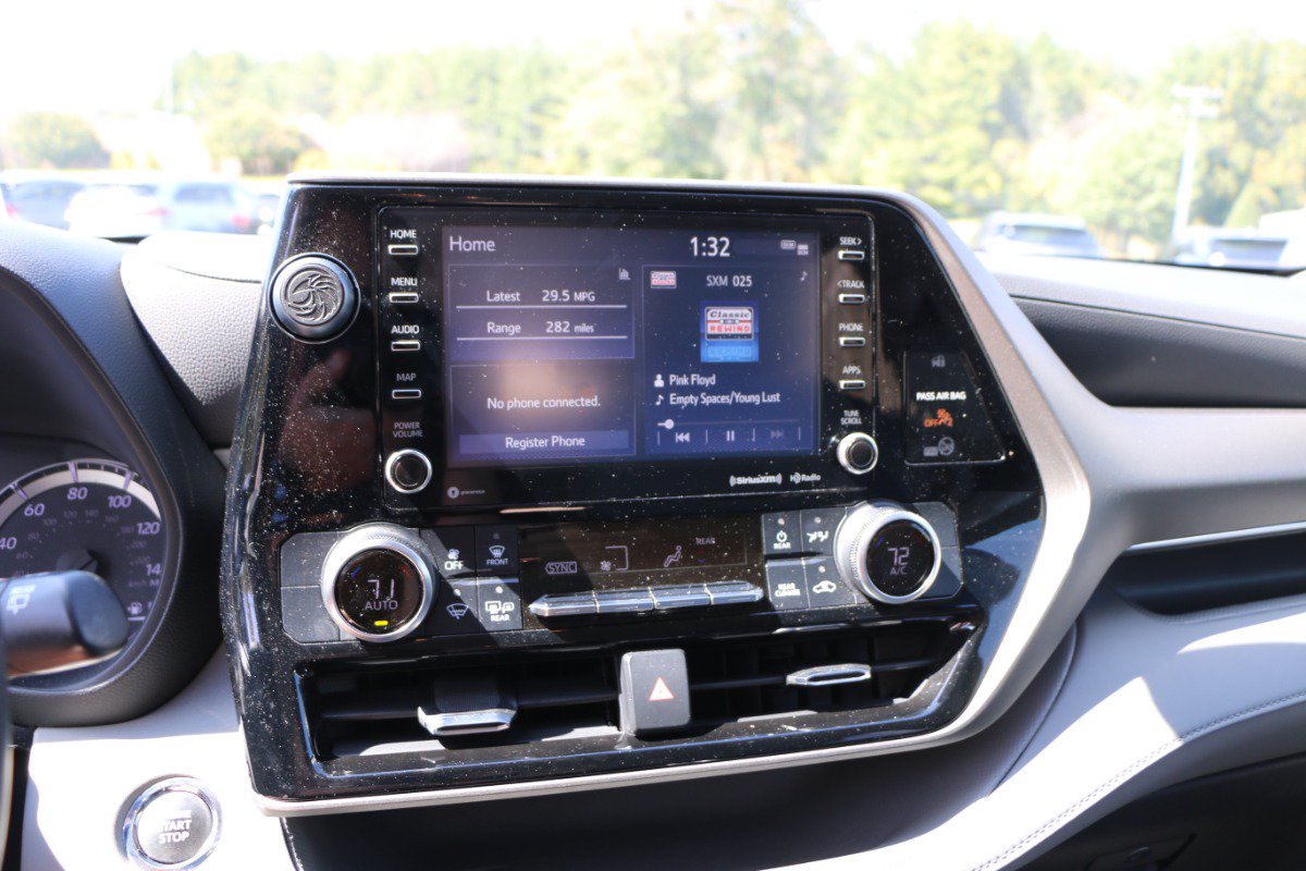 Used 2022 Toyota Highlander LE FWD image 21