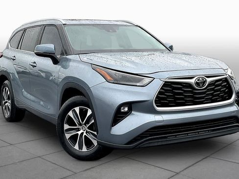 Used 2024 Toyota Highlander XLE FWD image 3