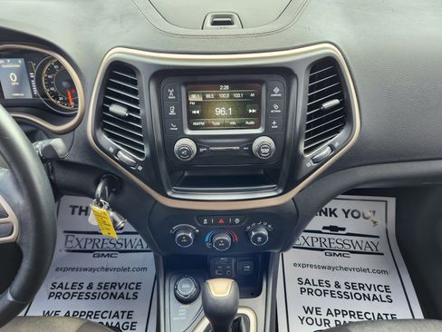Used 2018 Jeep Cherokee Latitude w/ Altitude Package image 17