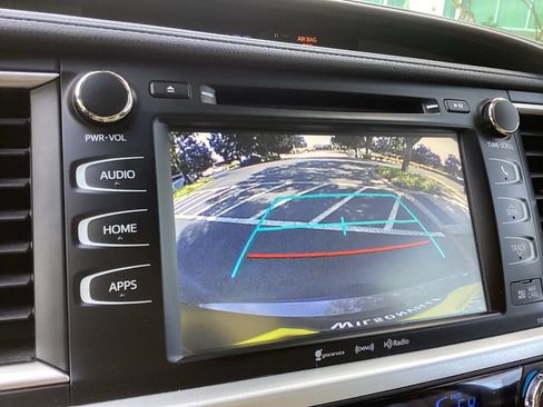 Used 2017 Toyota Highlander XLE AWD/4WD image 16