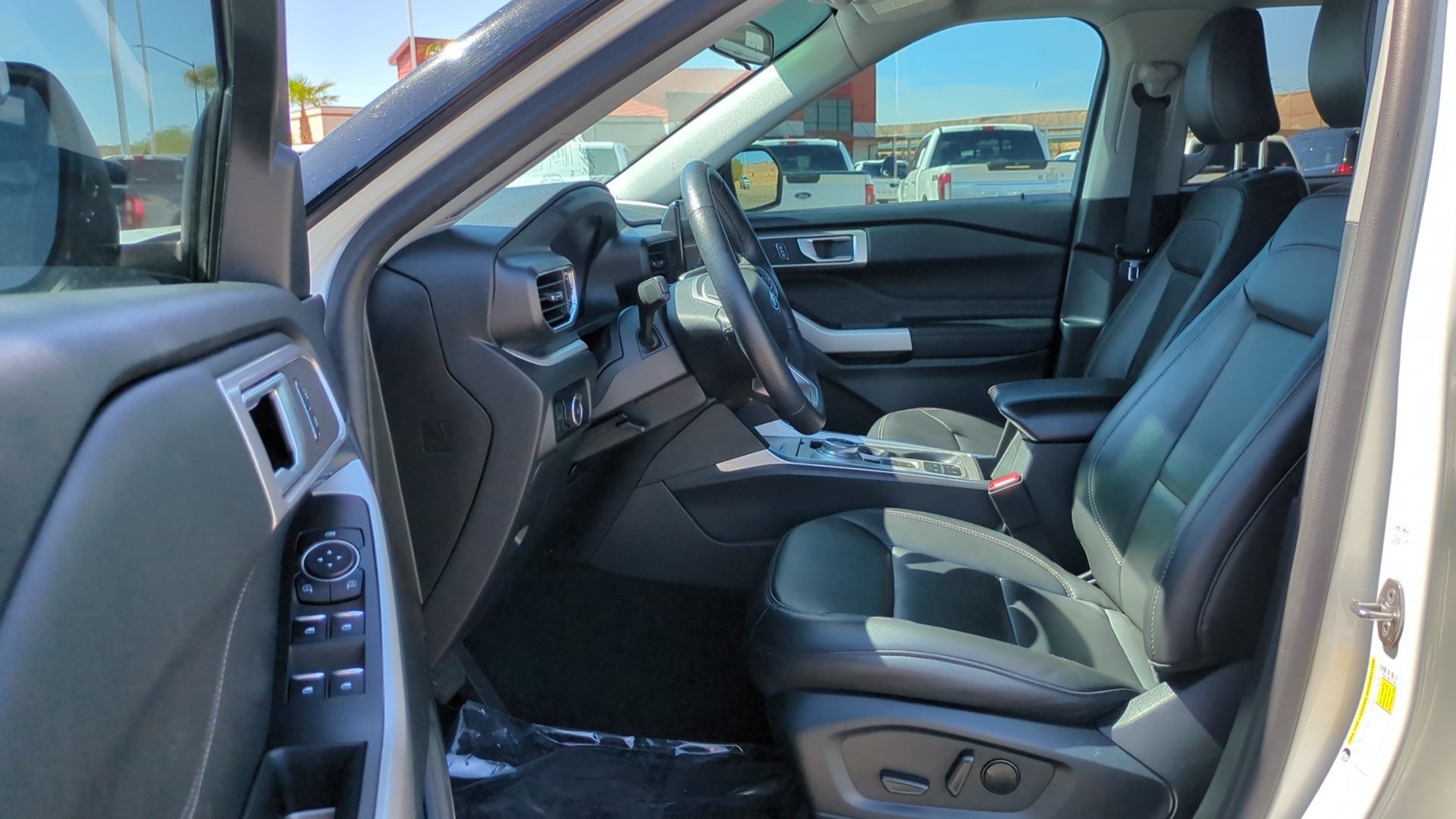 Used 2024 Ford Explorer XLT w/ Equipment Group 202A RWD image 17