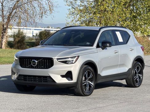 Used 2024 Volvo XC40 B5 Core image 27