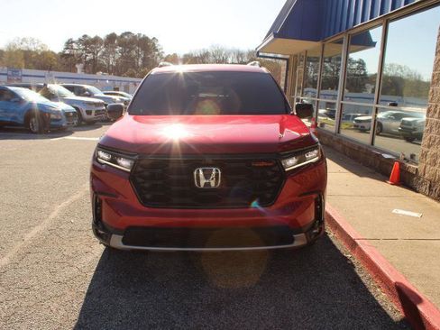 Used 2025 Honda Pilot TrailSport image 2