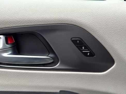 Used 2023 Chrysler Pacifica Touring-L FWD image 23