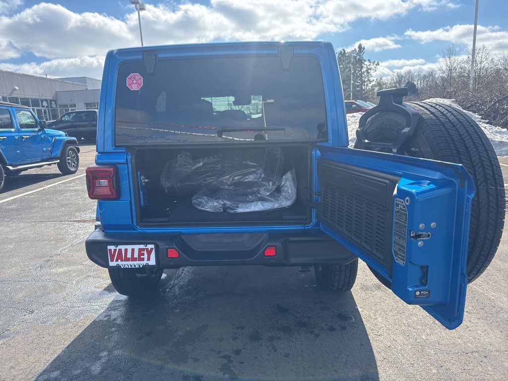 Used 2025 Jeep Wrangler Unlimited Sahara w/ Safety Group AWD/4WD image 43