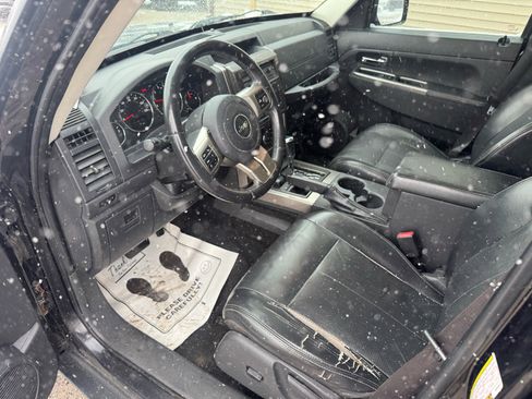 Used 2011 Jeep Liberty Limited w/ Tire & Wheel Group image 10