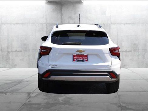 Used 2025 Chevrolet Trax LT w/ LT Convenience Package FWD image 6
