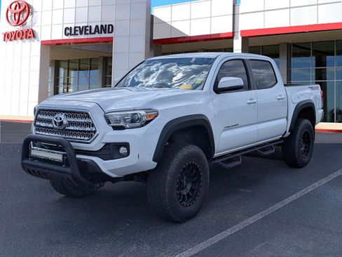 Used 2017 Toyota Tacoma TRD Off-Road w/ Tow Package (A/T) image 4