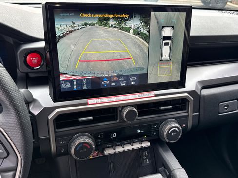 Certified 2025 Toyota 4Runner TRD Off-Road Premium image 31