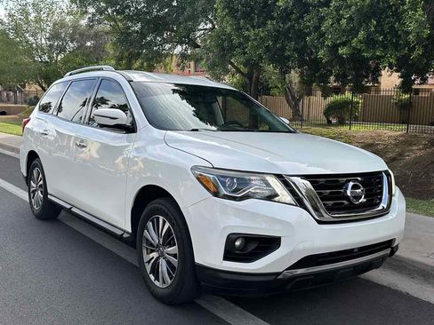 Used 2020 Nissan Pathfinder SL image 2