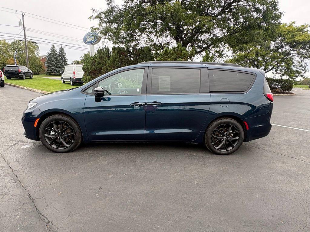 Used 2025 Chrysler Pacifica Limited FWD image 2