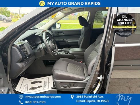 Used 2025 Nissan Pathfinder SV AWD/4WD image 9