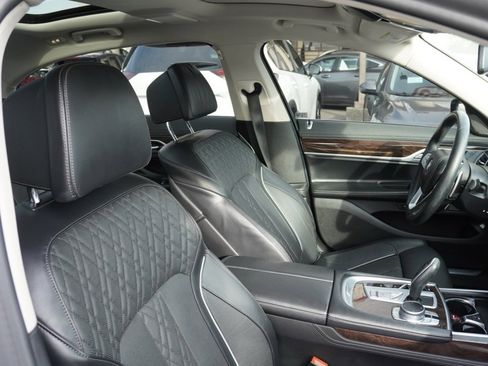 Used 2022 BMW 750i xDrive image 17