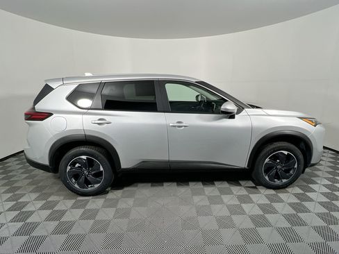 Used 2025 Nissan Rogue SV image 2