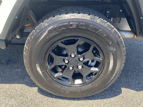 Used 2022 Jeep Gladiator Overland AWD/4WD image 15