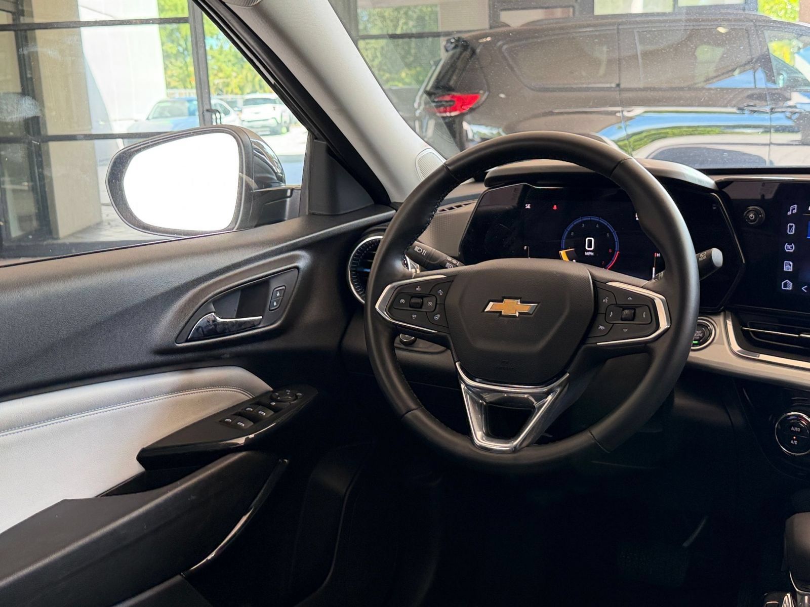 Used 2025 Chevrolet Trax LT w/ LT Convenience Package FWD image 28