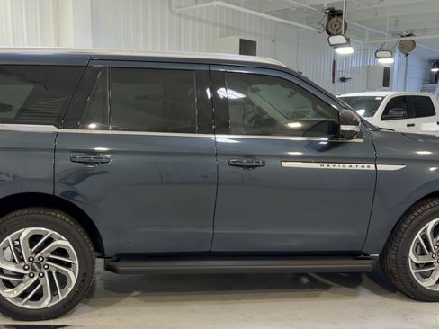 New 2026 Lincoln Navigator Premiere AWD/4WD image 2