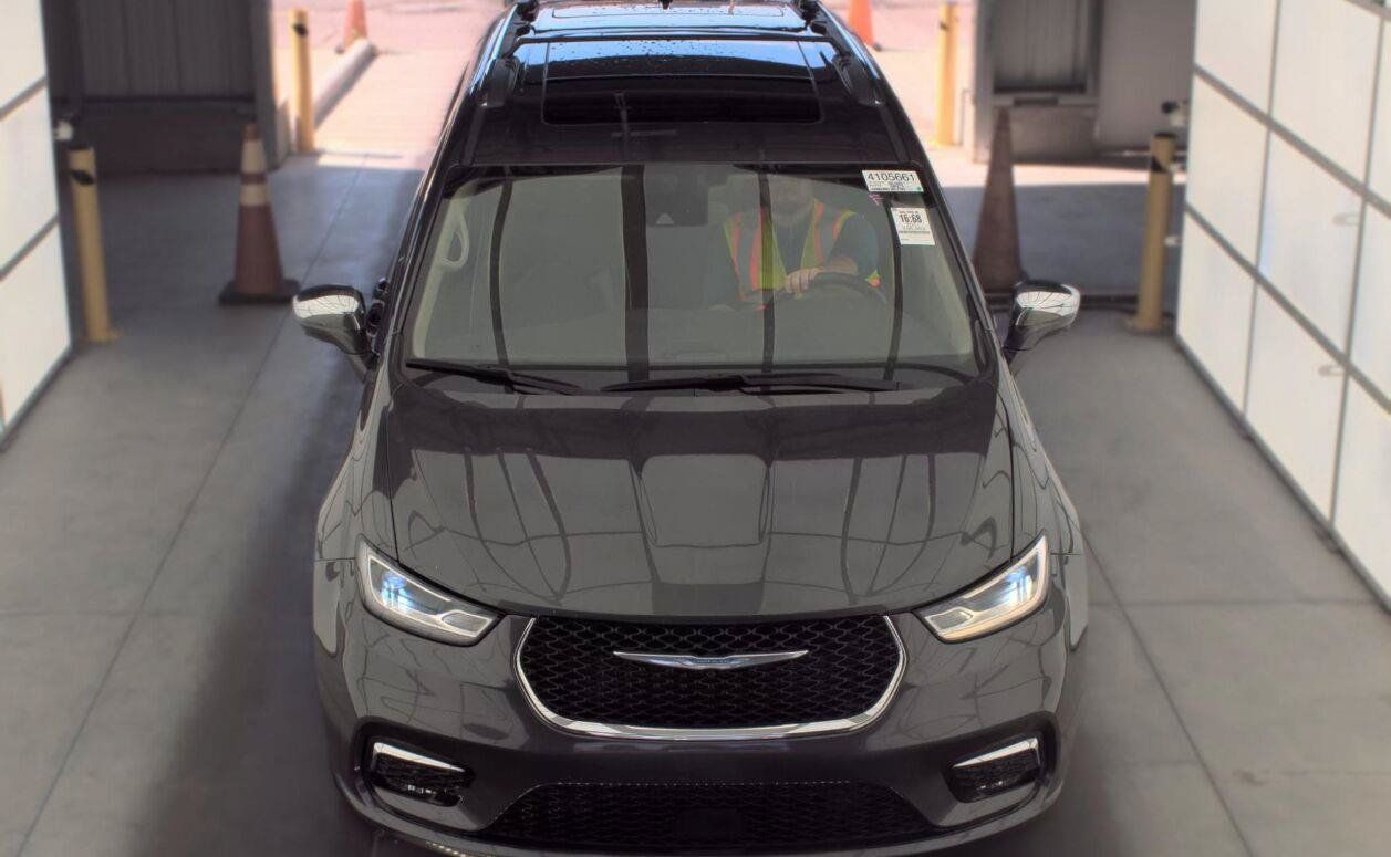 Used 2021 Chrysler Pacifica Limited w/ Uconnect Theater Family Group FWD image 21