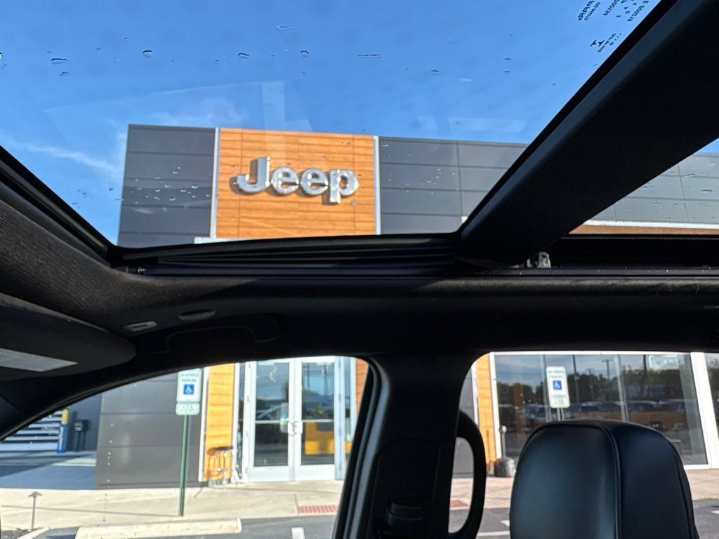 Used 2018 Jeep Grand Cherokee Overland AWD/4WD image 33