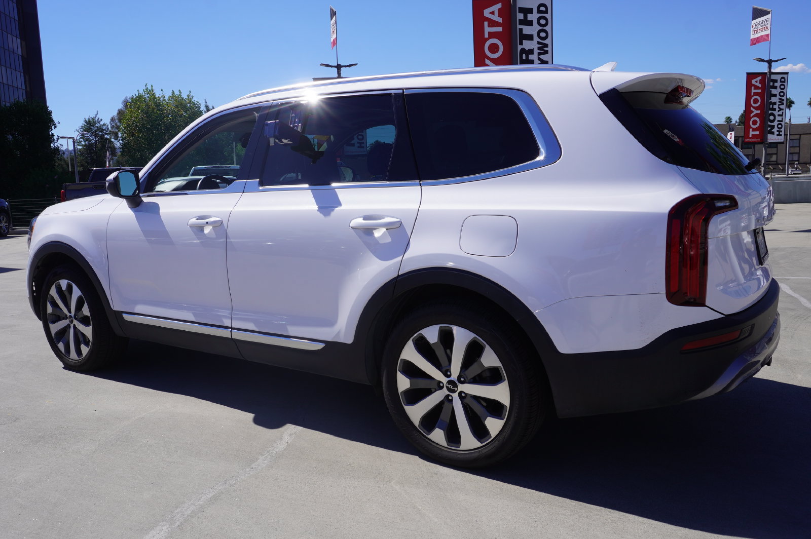 Used 2022 Kia Telluride EX w/ EX Premium Package FWD image 5