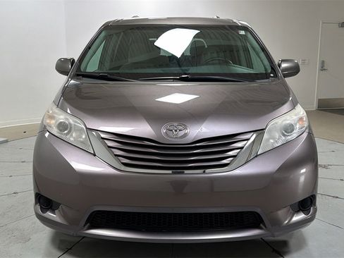 Used 2016 Toyota Sienna LE image 2