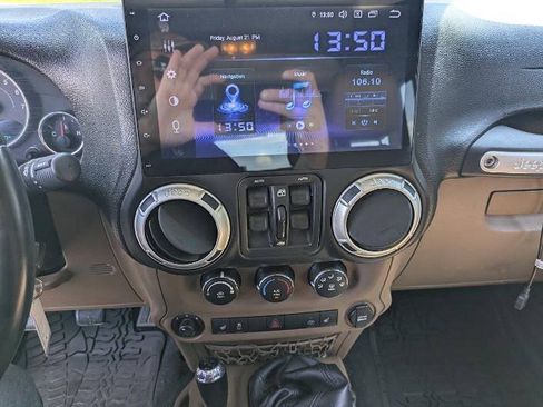 Used 2015 Jeep Wrangler Unlimited Sahara w/ Connectivity Group AWD/4WD image 16