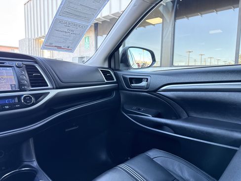 Used 2017 Toyota Highlander SE image 26