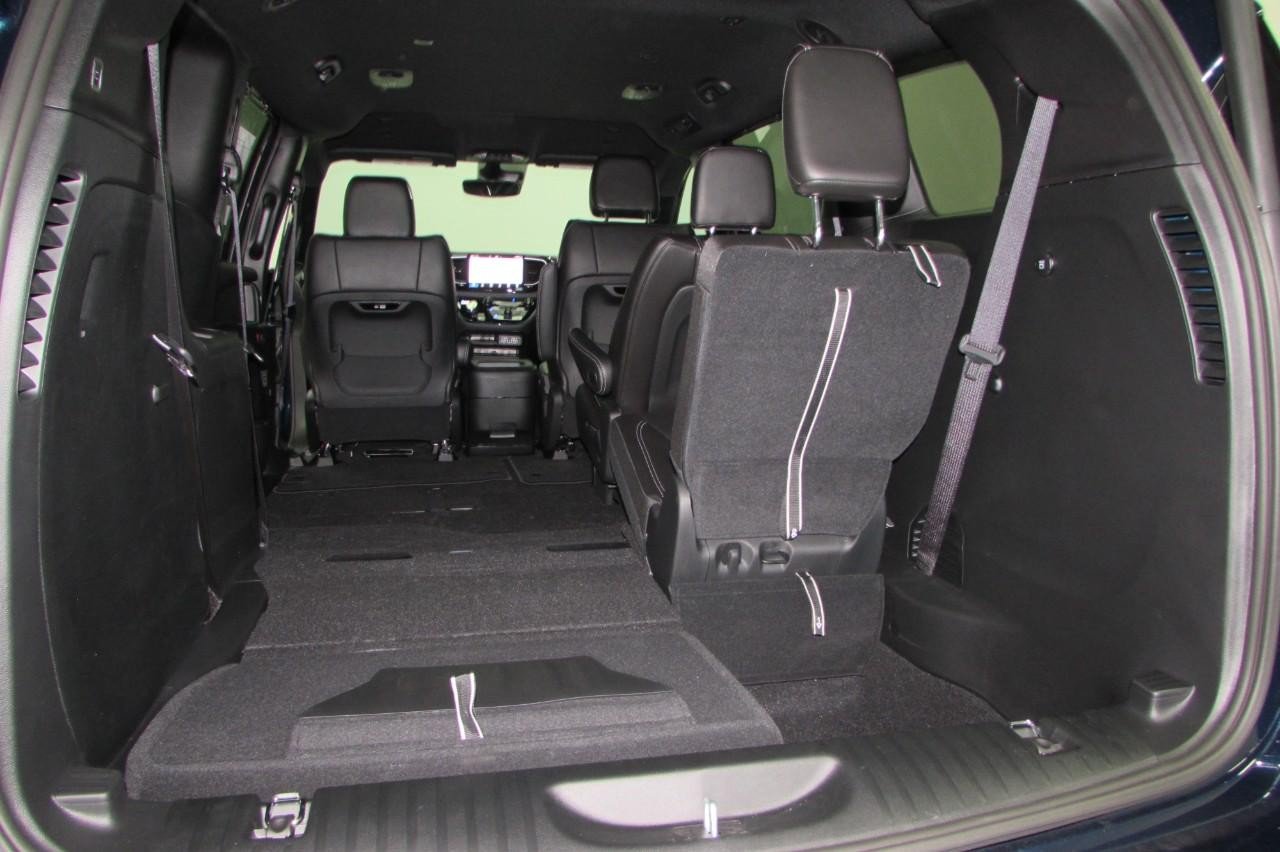 New 2025 Chrysler Pacifica Select FWD image 32