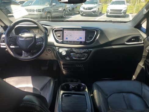 Used 2021 Chrysler Pacifica Touring-L w/ Uconnect Theater Family Group AWD/4WD image 16