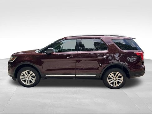 Used 2018 Ford Explorer XLT AWD/4WD image 2