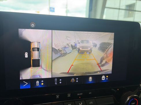 Used 2023 Chevrolet Colorado Trail Boss w/ Technology Package image 9