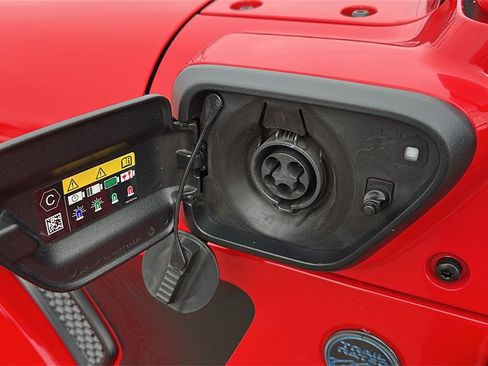 Used 2025 Jeep Wrangler Unlimited Sahara image 12