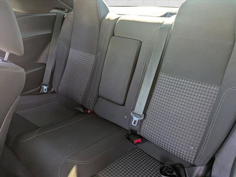 Used 2015 Dodge Challenger SXT image 17