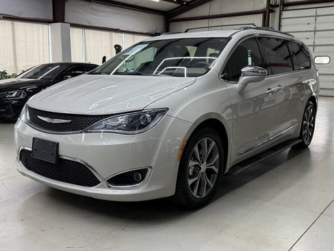Used 2017 Chrysler Pacifica Limited w/ UConnect Theater Package FWD image 5
