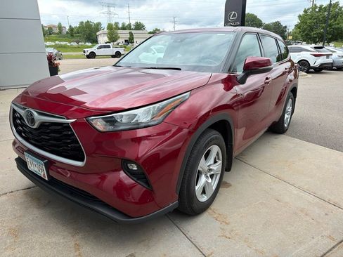 Used 2020 Toyota Highlander LE AWD/4WD image 4
