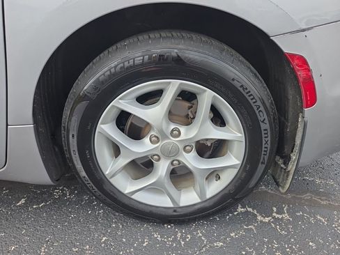 Used 2019 Chrysler Pacifica Touring-L w/ Tire & Wheel Group FWD image 18