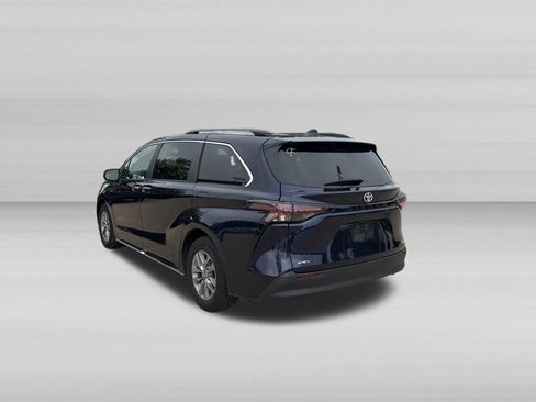 Used 2025 Toyota Sienna XLE FWD image 7