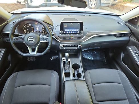 Used 2025 Nissan Altima 2.5 SV FWD image 9
