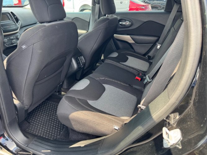 Used 2018 Jeep Cherokee Latitude w/ Cold Weather Group FWD image 14
