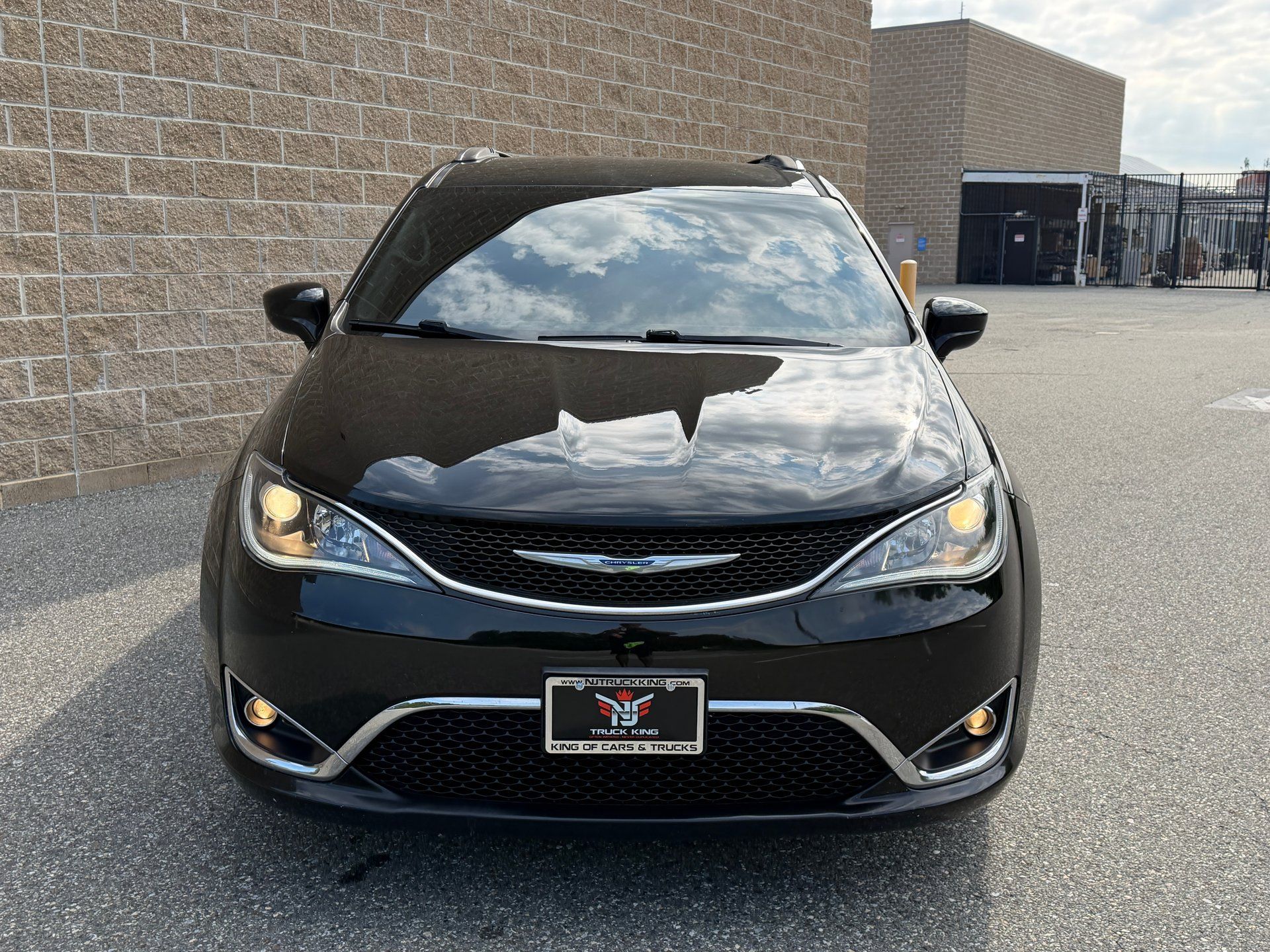 Used 2018 Chrysler Pacifica Touring-L FWD image 4