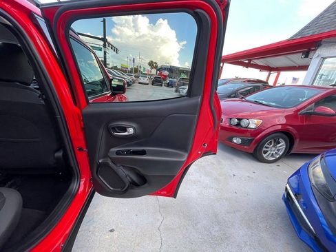 Used 2020 Jeep Renegade Altitude FWD image 14