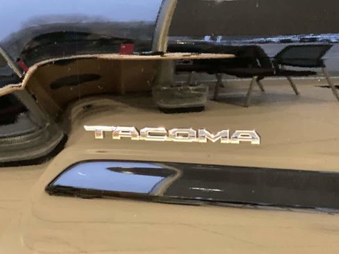 Used 2018 Toyota Tacoma TRD Off-Road image 11