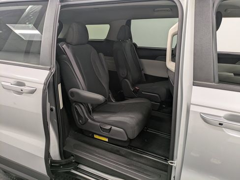 Certified 2022 Kia Carnival LX image 26