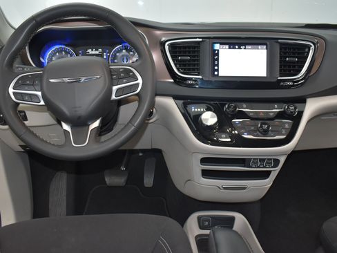 Used 2023 Chrysler Voyager LX image 19