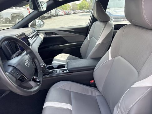 Used 2025 Toyota Camry SE image 5