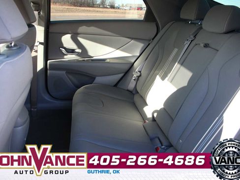 Used 2025 Hyundai Elantra SEL image 18