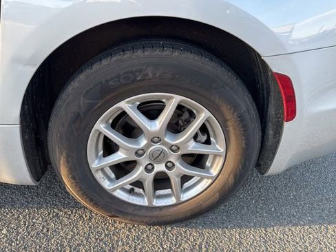 Used 2024 Chrysler Pacifica Touring-L image 12