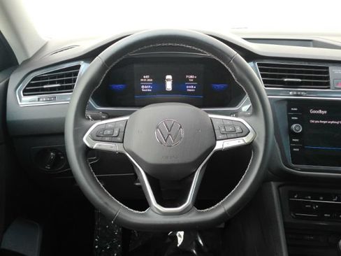 Used 2022 Volkswagen Tiguan SE w/ Panoramic Sunroof Package FWD image 32