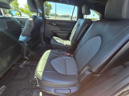 Used 2023 Toyota Highlander XSE FWD image 18