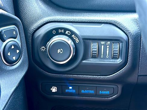 Used 2022 Jeep Wrangler Unlimited Sahara w/ Cold Weather Group AWD/4WD image 32